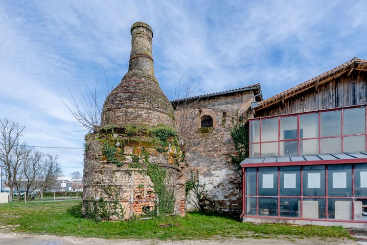 Le Site de la Poterie a besoin de votre aide pour restaurer l’un de ses fours-bouteilles, témoignage remarquable de l’industrie du XIXe siècle à Gradignan.