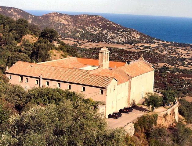 Véritable balcon sur la mer dominant la plaine d'Aregno, le couvent de Marcassu a besoin d'une restauration de sa toiture.